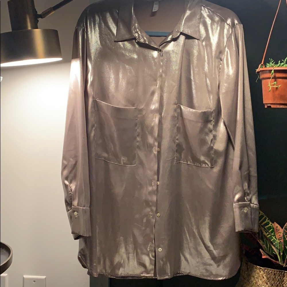 Long sleeve shirty. Silver/gold color